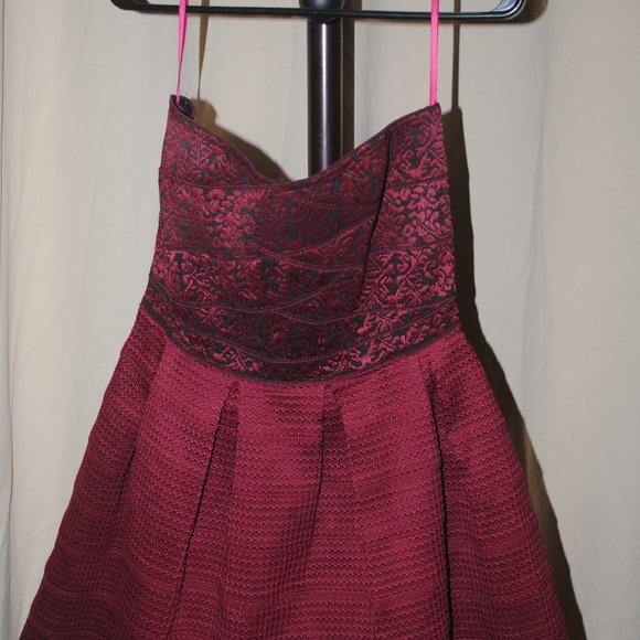 miami Dresses & Skirts - Lovely strapless cocktail dress